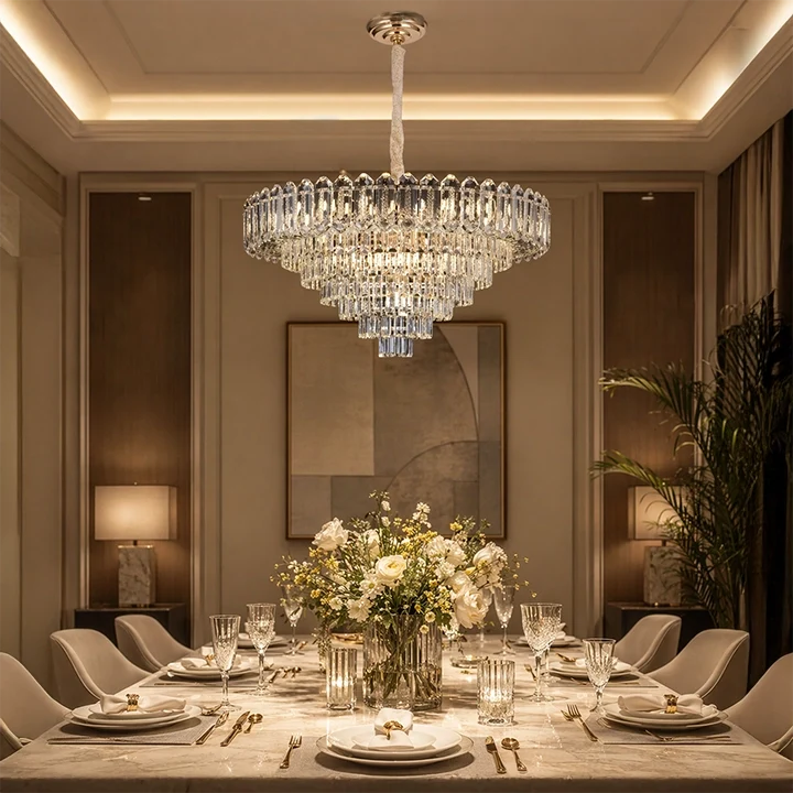 Lustre en cristal rond doré en situation