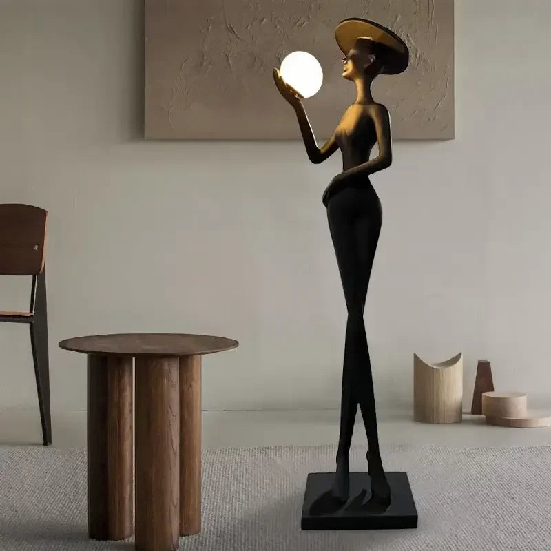 Lampadaire Femme au chapeau, finition