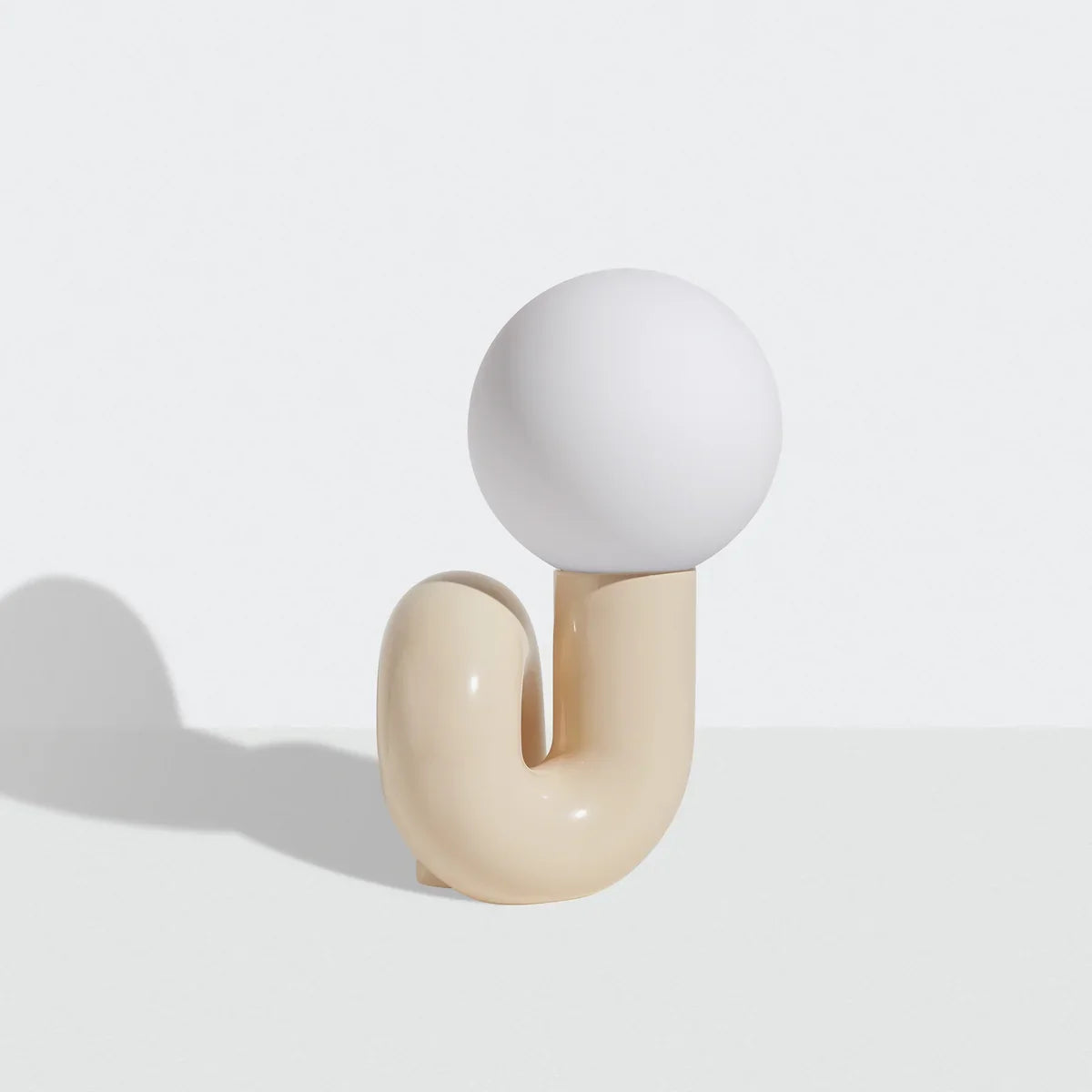 Lampe à poser Orb Loop, sphère en verre opalin