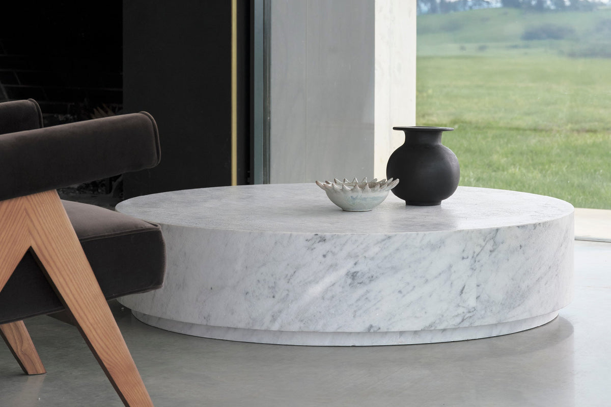 Table Basse Ronde Acros — Marbre Carrare en situation