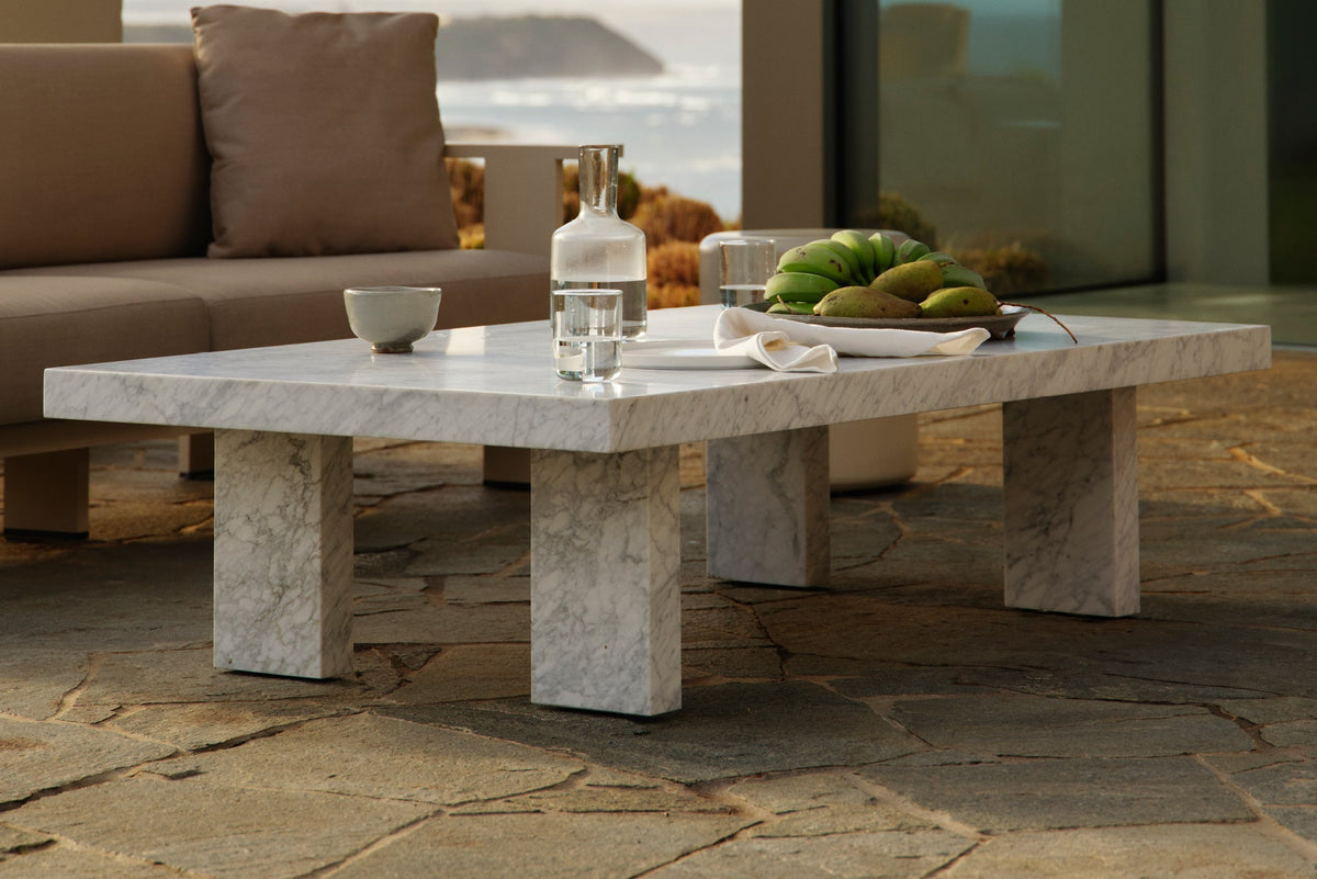 Table Basse Extérieur Canyon — Marbre Carrare en situation
